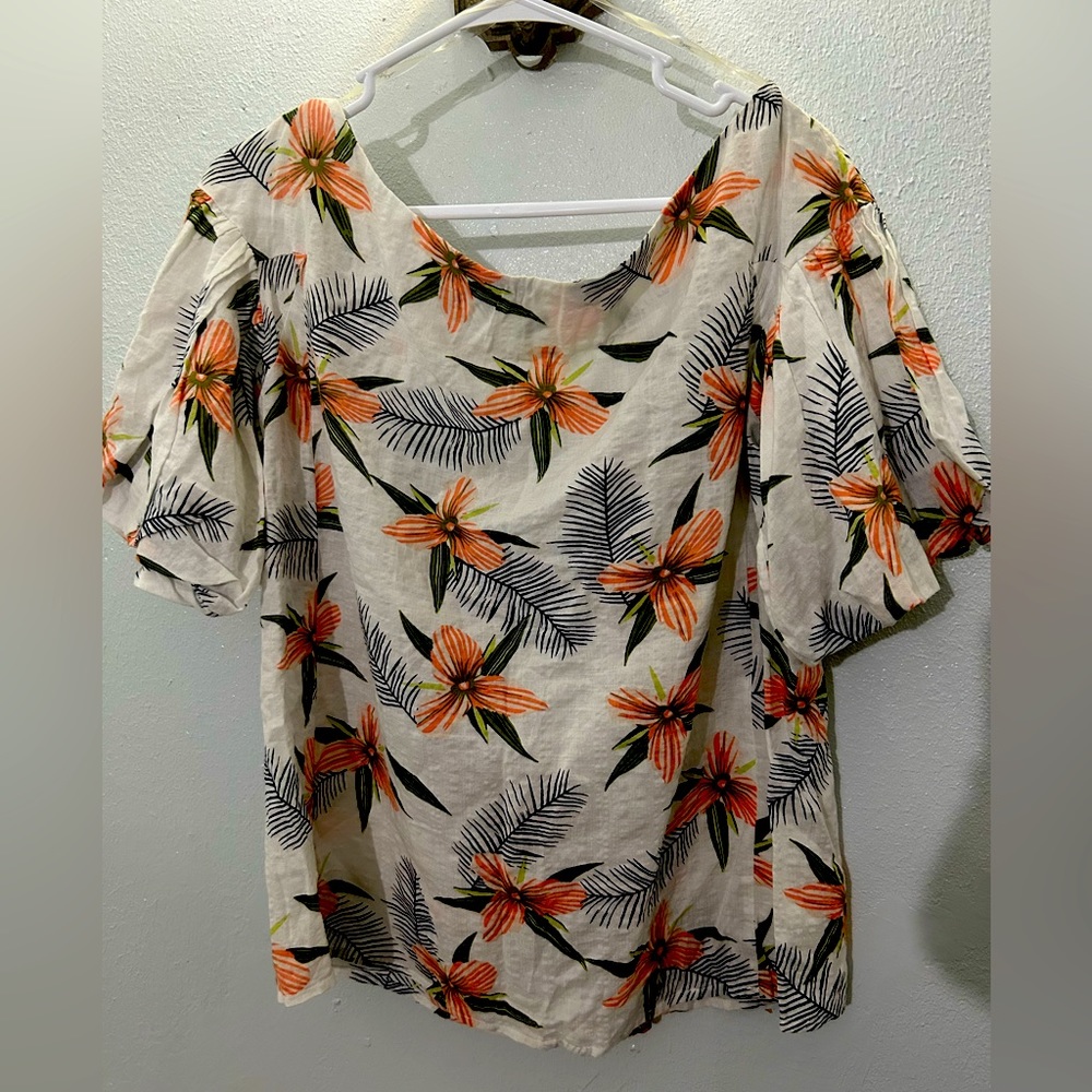 Size small floral UMGEE off shoulder blouse